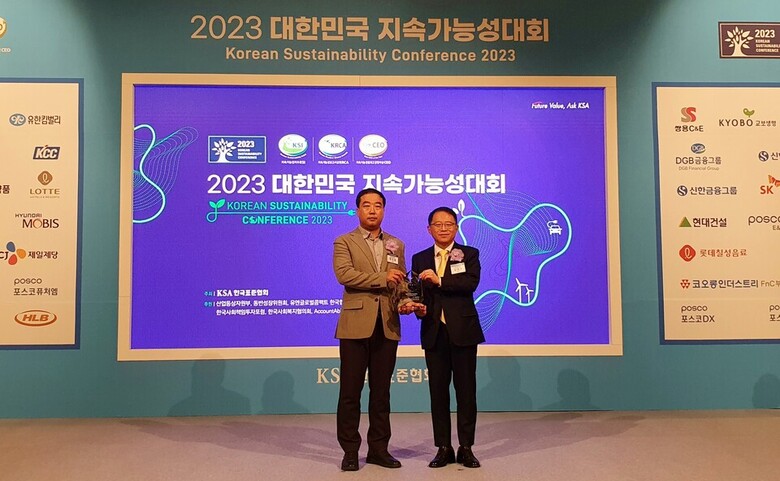 롯데칠성음료 지속 가능성 지수 음료 부문 1위 (왼쪽 롯데칠성 정진섭 ESG팀장, 오른쪽 한국표준협회 강명수 회장)