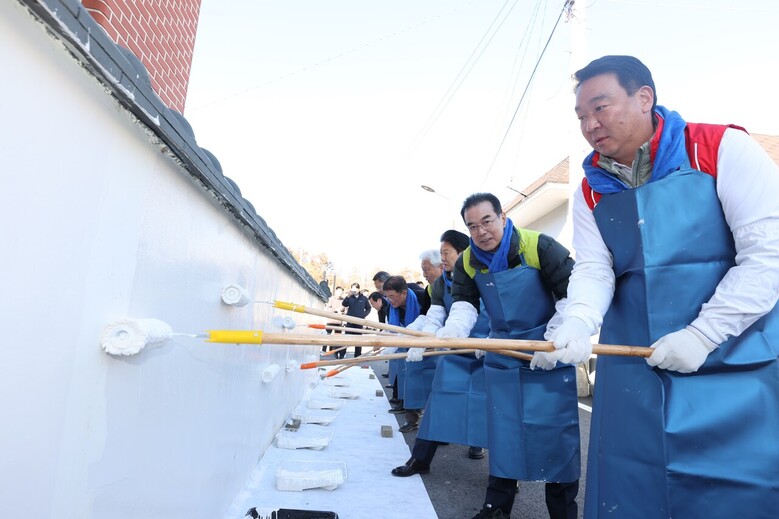 24일 경북 성주군에서 열린 '사랑의 집고치기' 농가희망 봉사활동에서 이성희 농협중앙회장(오른쪽에서 두번째)과 정희용 국회의원(오른쪽에서 첫번째) 등 참석자들이 담벼락 도장을 하고 있다.(농협 제공)