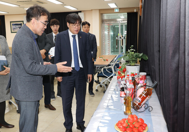 조재호 농촌진흥청장은 11월 24일, 충청남도농업기술원 딸기연구소를 방문(농진청 제공)