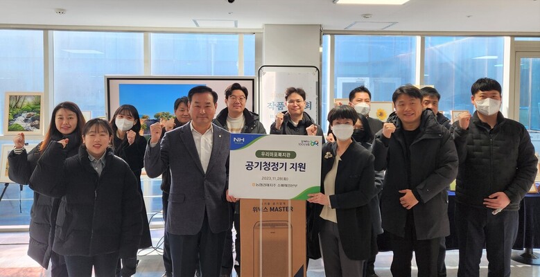 농협경제지주 소매체인본부 임직원 10여 명은 지난 28일 '우리마포복지관'을 방문해 사랑의 봉사활동을 진행했다.(농협 제공)