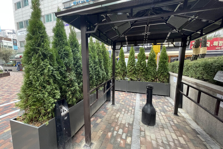 수목형 흡연부스(과천시청 제공)