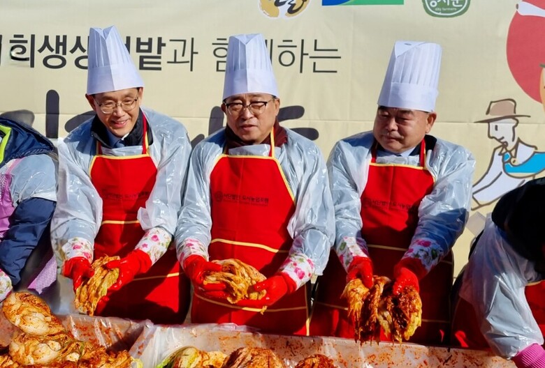 한국농수산식품유통공사 김춘진 사장 국회 상생텃밭과 함께하는 김장나눔 행사 참석