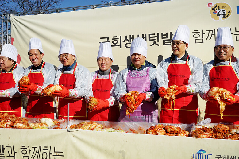 지난 1일 열린 2023 국회 생생텃밭 김장나눔행사에서 대한한돈협회 구경본 수석부회장을 비롯하여 주요 관계자들이 김치를 담그고 있다.(한돈자조금 제공)