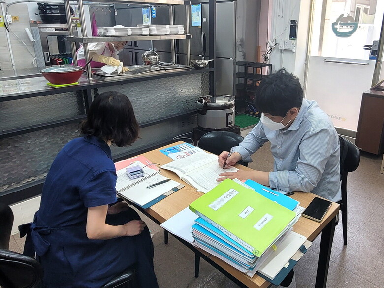 식품접객업소를 대상으로 음식점 위생등급 기술지원을 실시하고 지정을 완료했다.(한국식품안전관리인증원 제공)