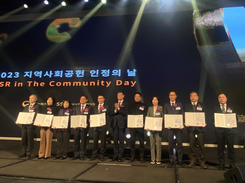 농정원 이종순 원장(오른쪽 두 번째)이 사회공헌 부문 보건복지부 장관상을 받은 후 기념촬영을 하고 있다.(농림수산식품교육문화정보원 제공)