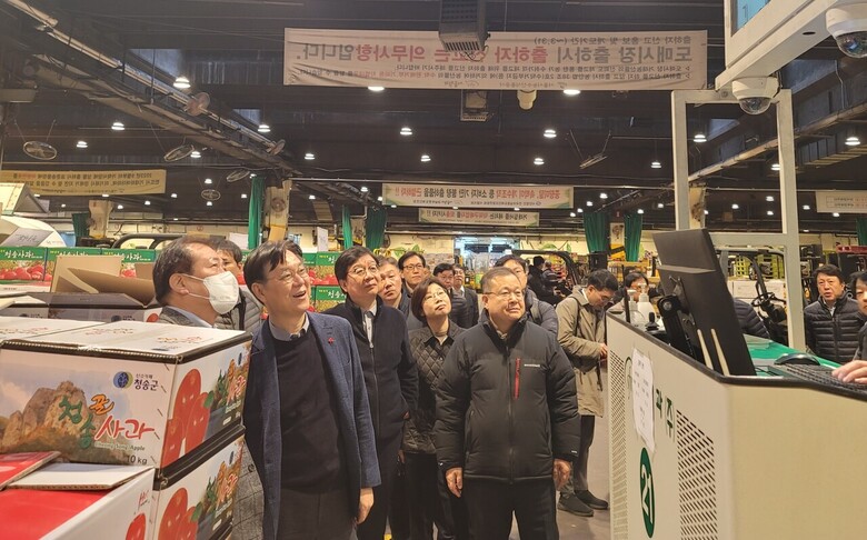 이관섭 대통령실 정책실장이 2023년 12월 12일(화) 가락시장 현장 방문(서울특별시농수산식품공사 제공)