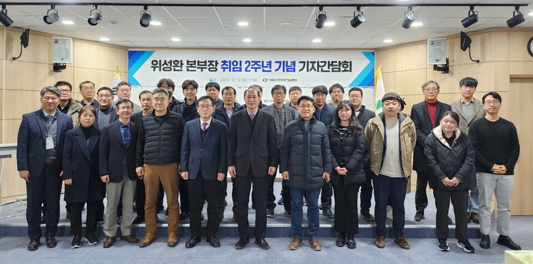 기자 간담회 참석자들이 기념촬영을 하고 있다. (가운데 위성환 본부장과 왼쪽 한명덕 본지 발행인) 