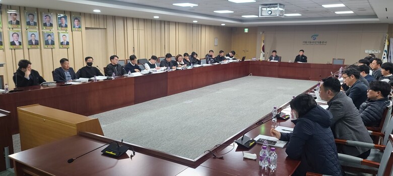 국내 굴지의 물류업체 10개사 관계자가 참석한 가운데 가락시장 공동 이․배송 사업에 대한 합동 설명회(서울시농수산식품공사 제공)