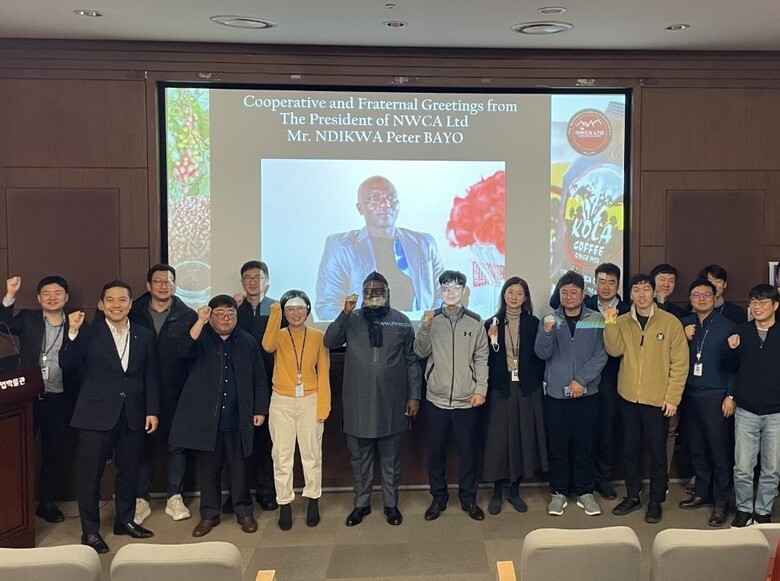15일 서울 중구 농협 농업박물관에서 Timothy ntam Waindim 국장 및 농협 임직원들이 기념촬영했다.(농협 제공)