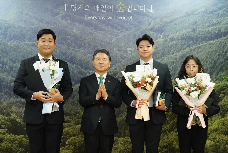 남성현 산림청장(왼쪽 두번째)이 18일 정부대전청사에서 2023년 해외산림청년인재 우수 수료자에게 상장을 수여한 뒤 기념촬영을 하고 있다.(산림청 제공) 