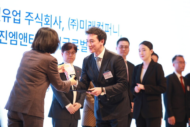 김현숙 여성가족부 장관(왼)이 바인그룹 김광섭 상무(오)에게 지정서를 수여하고 있다. (바인그룹 제공)