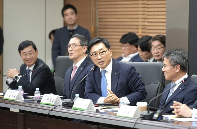 ‘케이-푸드 플러스(K-Food+) 수출확대 추진본부’ 간담회 현장 사진 / 한국농수산식품유통공사 김춘진 사장(우측2번째)