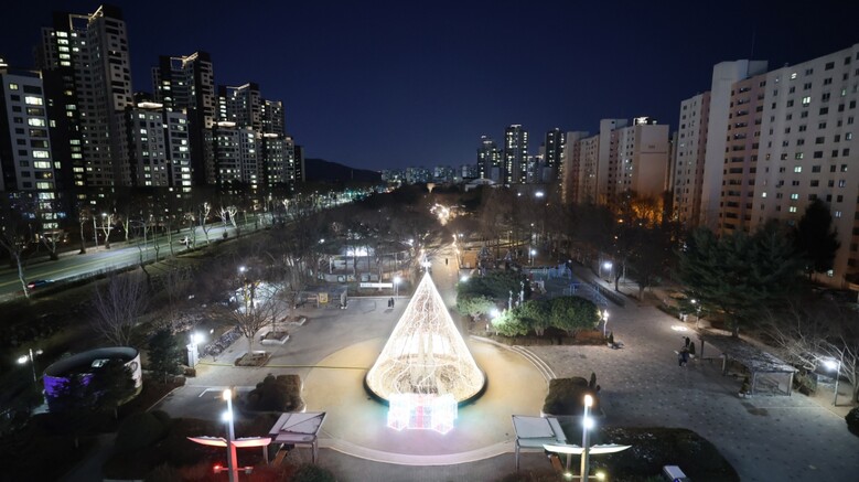 과천시의 중앙공원 야간경관 정비사업의 윈터 빌리지(과천시청 제공)