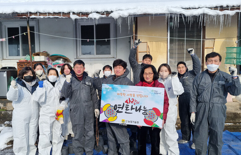 연탄 나눔 봉사활동(전남농업기술원 제공)