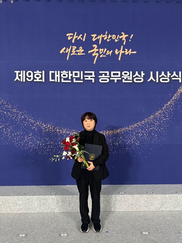 26일 세종특별자치시 정부세종컨벤션센터에서 열린 제9회 대한민국 공무원상 시상식에서 국무총리 표창을 수상한 농촌진흥청 국립원예특작과학원 김상숙 농업연구사가 기념 사진을 찍고 있다.