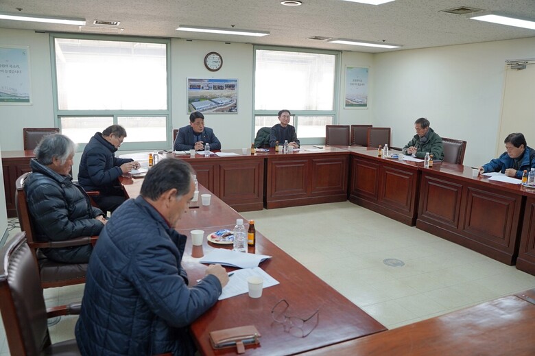 한국화훼자조금협의회(회장 김윤식)는 ‘한국•에콰도르 SECA(전략적경제협력협정)’ 타결과 관련해 지난 23일 한국화훼농협에서 ‘주산지 대책 간담회’를 열었다.(한국화훼자조금협의회 제공)