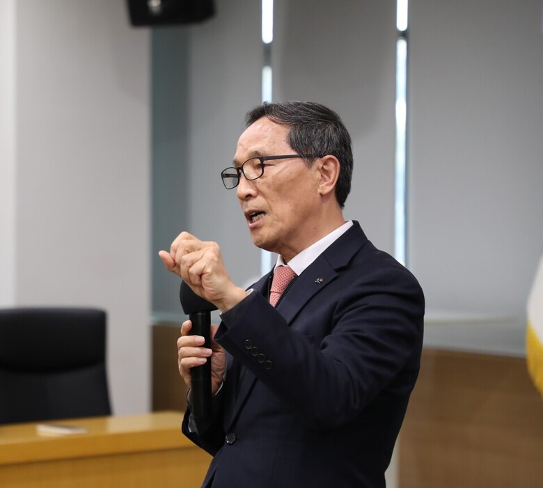 이병호 한국농어촌공사 사장이 21일 평소 경영철학과 포용적 혁신으로 미래를 선도한다는 슬로건 등을 반영한 경영방침을 선포하고 있다.