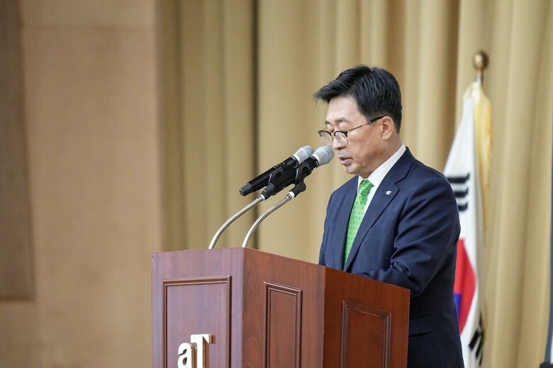 김춘진 한국농수산식품유통공사 사장이 2일 2024년 시무식서 신년사를 하고 있다.