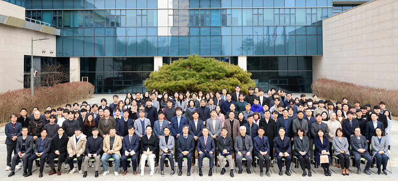 농촌경제연구원 임직원들이 2024년 시무식 후 기념촬영을 하고 있다.