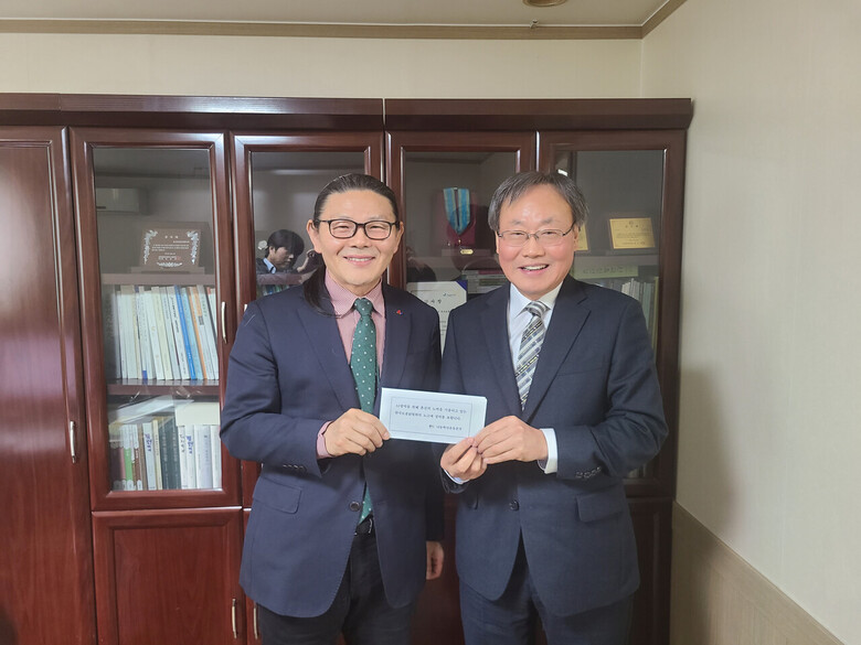 나눔축산운동본부는 1월 5일 한국토종닭협회(회장 문 정진)를 방문하여 격려금 전달(나눔축산운동본부 제공)