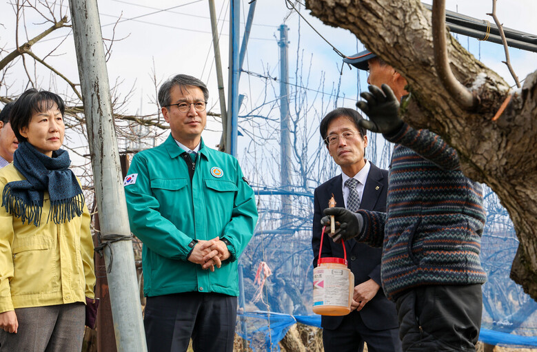 서효원 농촌진흥청 차장, 과수화상병 궤양 제거 현장 점검(농진청 제공)