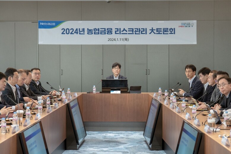 NH농협금융은 11일, 여의도 소재 NH투자증권 본사에서 2024년 농협금융 리스크 관리 大토론회를 개최했다. 강신노 농협금융 리스크관리 부문장(가운데)이 당부 사항을 전달하고 있다.(NH농협금융지주 제공)