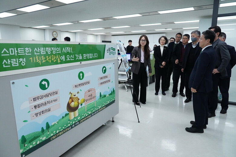 남성현 산림청장(오른쪽 첫번째)이 17일 산림청 기획조정관실에서 열린 스마트한 업무공간 개소식에서 직원으로부터 스마트한 업무공간에 대해 설명을 듣고 있다. (산림청 제공)