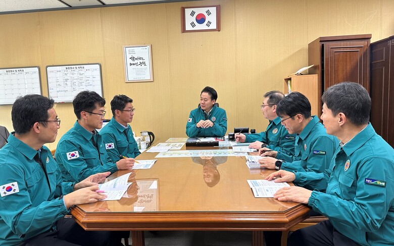 농협경제지주는 내달 8일까지 주요 농축산물 물가안정 및 공급물량 확대를 위한 '농·축산물 수급대책상황실'을 운영한다. 설 명절대비 성수품 공급대책마련회의가 진행되고 있다.(농협 제공)