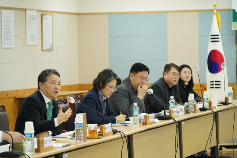 남성현 산림청장이 24일 정부대전청사 산림청 대회의실에서 열린 '2024년 산림 임업 단체장 소통 간담회'에서 발언하고 있다.(산림청 제공)