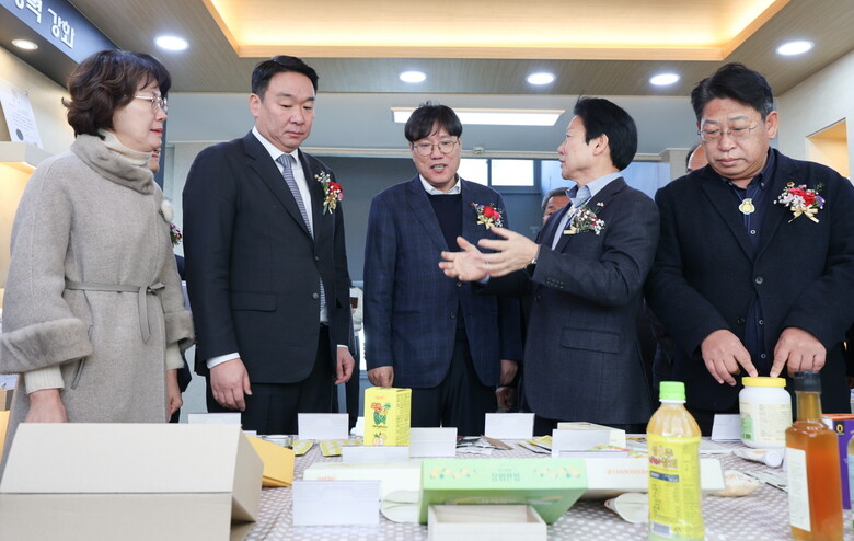 농촌진흥청장은 경상남도농업기술원 양파연구소를 방문해 특화작목 육성 현황을 보고 받고있다.(농진청 제공)