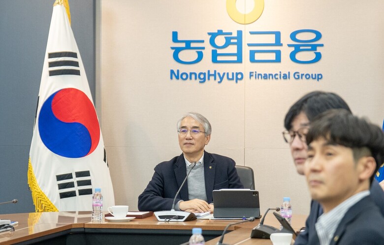 농협금융은 24일, 서울 중구 소재 NH농협금융지주 본사 회의실에서 농협금융 글로벌 신년간담회를 가졌다. 이석준 농협금융 회장이 회의를 주재하고 있다.(농협금융 제공)