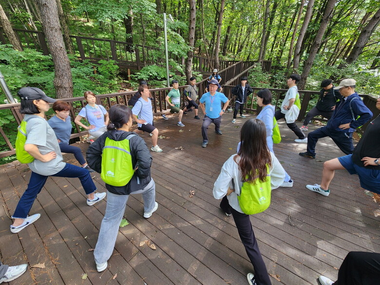 한국산림복지진흥원 국립산림치유원(경북 영주·예천면 소재)에서 가축위생방역지원본부 소속 가축감염병 대응 업무의 직원들이 산림치유 프로그램을 참여하고 있다.(한국산림복지진흥원 제공)