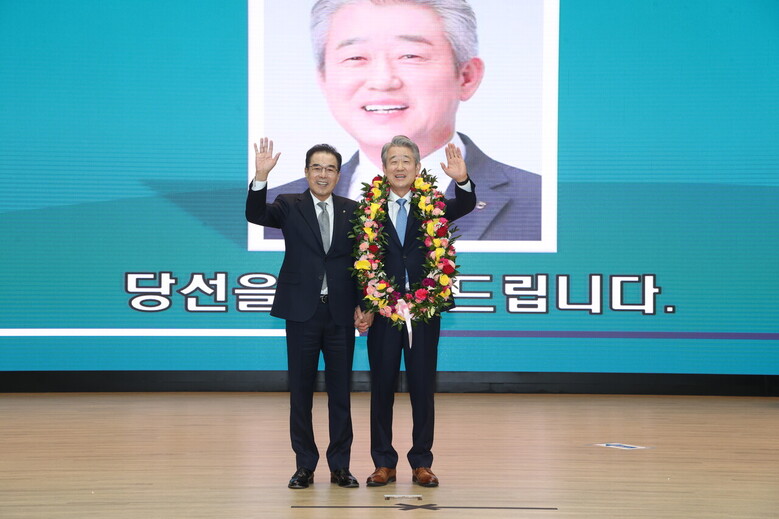 25일 서울 중구 농협중앙회 대강당에서 열린 임시총회에서 제25대 농협중앙회장에 강호동 후보(오른쪽)가 당선됐다(농협 제공)