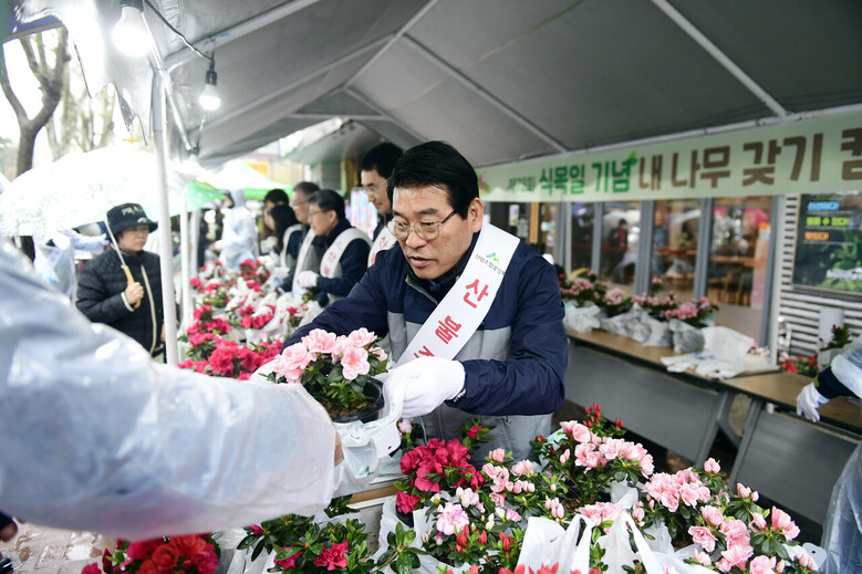 싯목일 나무 나눔행사(산림조합중앙회 제공)