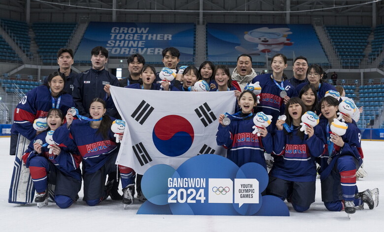 2024 강원 동계 청소년올림픽에서 한국 여자 아이스하키 대표팀이 올림픽 사상 첫 메달을 획득하며 후원의 결실을 맺었다.(한돈자조금관리위원회 제공)