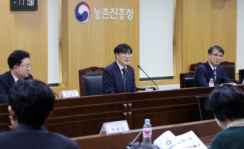 조재호 농촌진흥청장은 31일 전북 전주시 농촌진흥청에서 '한국과학기술한림원 농수산학부 정회원 초청 간담회'를 열고 농업연구개발 현안과 관련한 의견을 나눴다.(농촌진흥청 제공)