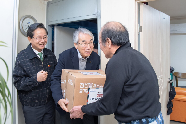 이석준 NH농협금융지주 회장(가운데)이 홀몸 어르신을 방문하고 농산물 꾸러미를 전달하고 있다.(NH농협금융 제공)