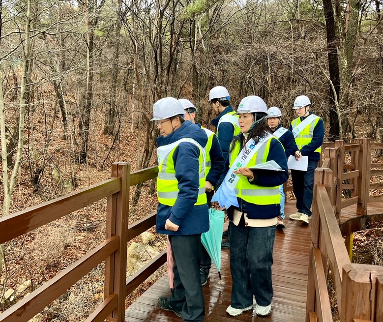 5일 남태헌(가운데) 한국산림복지진흥원장이 국립대전숲체원(대전 유성구 성북동)을 찾아 숲체원 및 협력업체 직원들과 설 연휴 대비 사면 안전성 점검을 실시하고 있다.(한국산림복지진흥원 제공)
