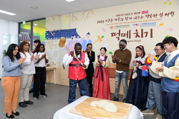 한국 전통문화 체험 부대행사장에서 떡메치기에 참여하고 있는 외국인 유학생들. 한복을 차려 입고 청사초롱과 부채를 든 외국인들의 입가에도 웃음이 가득하다.