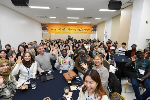 위러브유가 지구촌 가족들을 위해 마련한 설 명절 행사에서 다문화가족, 외국인 유학생, 이주외국인가족 등 다양한 나라의 참가자들이 환하게 웃고 있다.