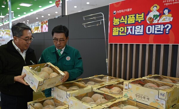 한국농수산식품유통공사 김춘진 사장(우측 1번째)