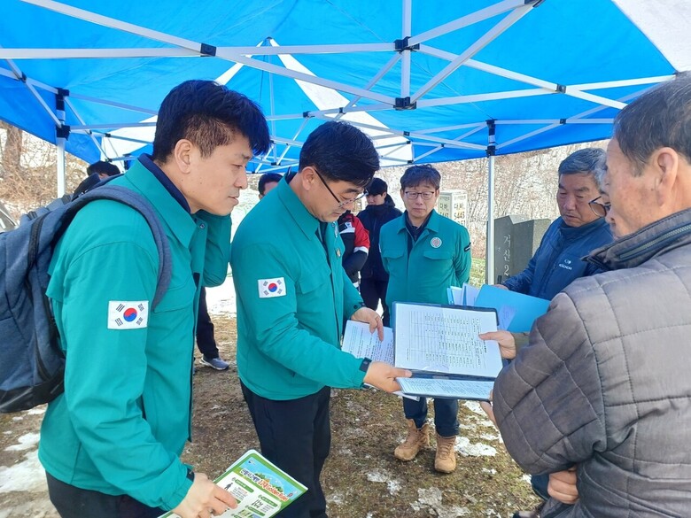 숲가꾸기사업장 애로사항 청취(산림청 제공)