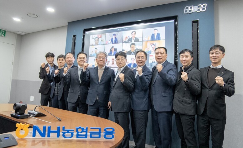 NH농협금융은 15일, 서울 중구 소재 본사에서 '24년 제1차 글로벌 전략협의회를 개최했다. 이기현 사업전략부문장(왼쪽에서 다섯 번째)과 계열사 임직원들이 기념촬영을 하고 있다.(NH농협금융지주 제공)