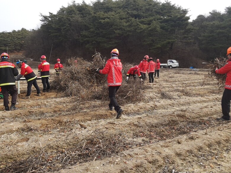 산불 발생 위험을 사전에 차단하기 위하여 영농부산물 수거·파쇄(남부지방산림청 제공)