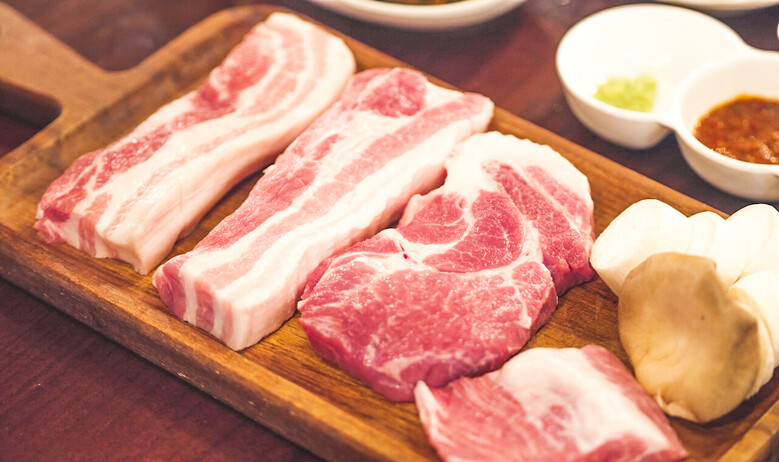 삼겹살 지방에 함유된 불포화지방산은 혈중 콜레스테롤 수치를 낮추고 혈관 속 노폐물을 배출하는 효과가 있다.(한돈자조금 제공)