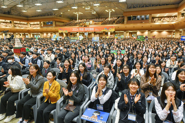 지난달 25일, 하나님의 교회가 '학생 개학예배'를 개최했다. 행사장은 청소년들의 밝고 명랑한 분위기로 활기찼다.