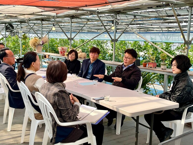 농촌진흥청 국립원예특작과학원 김명수 원장은 6일 전북특별자치도 완주군 치유농장을 방문해 치유농업 서비스 운영 현장을 둘러보고 서비스 확대 방안을 논의하고 있다.(농촌진흥청 제공)