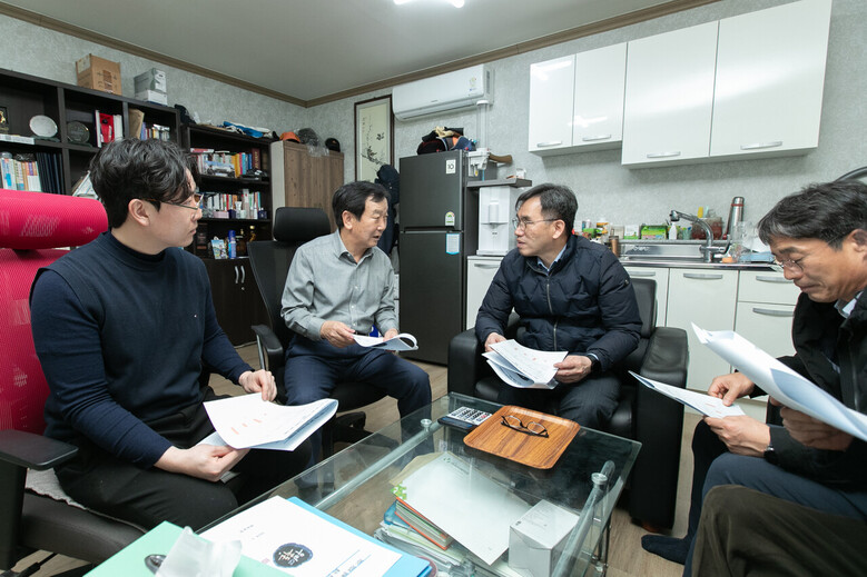 ‘우리흑돈’ 보급 민간 종돈장 1호인 덕유농장을 방문(국립축산과학원 제공)