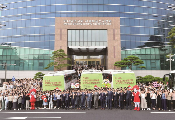 경기 분당 '새예루살렘 판교성전'에서 '전 세계 유월절사랑 생명사랑 헌혈릴레이'를 개최했다. 성남 지역 신자와 이웃 500여 명이 참여해 성황을 이뤘다.