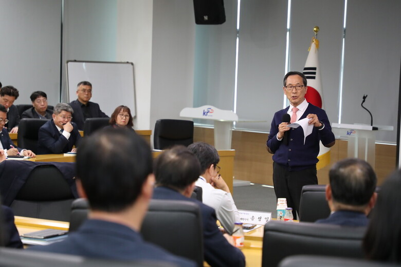 이병호 한국농어촌공사 사장은 18일 안전을 최우선 가치로 국민의 관점에서 공사의 안전관리체계를 더욱 견고히 확립해줄 것을 당부했다.